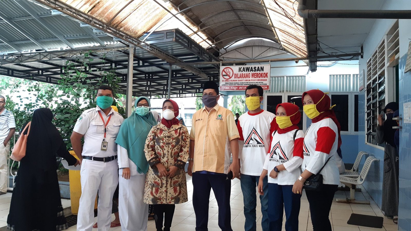 PK Golkar Panyabungan Bagikan Masker Produk Kampung Kaos Madina