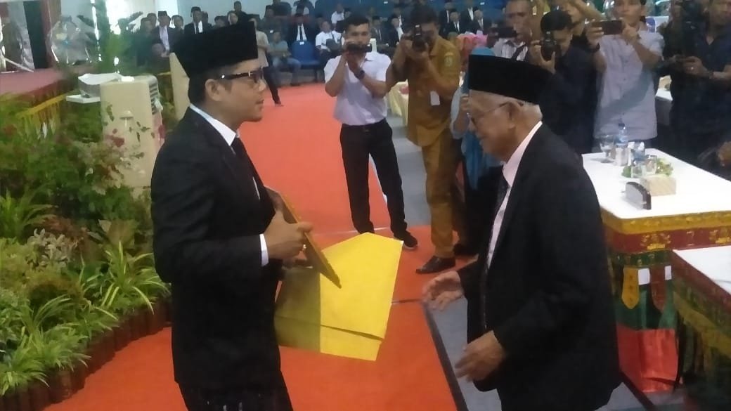 Paripurna HUT Madina, H. Kumala Pandapotan Dapat Penghargaan