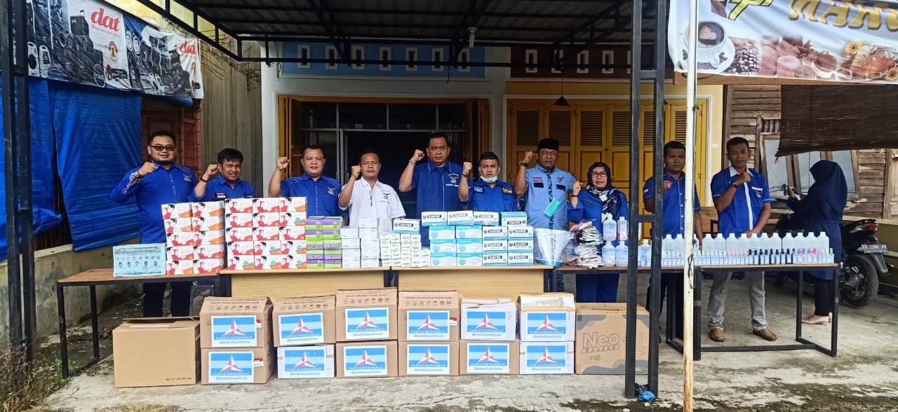 Lawan Corona, Demokrat Madina Bagikan APD dan 5.000 Masker