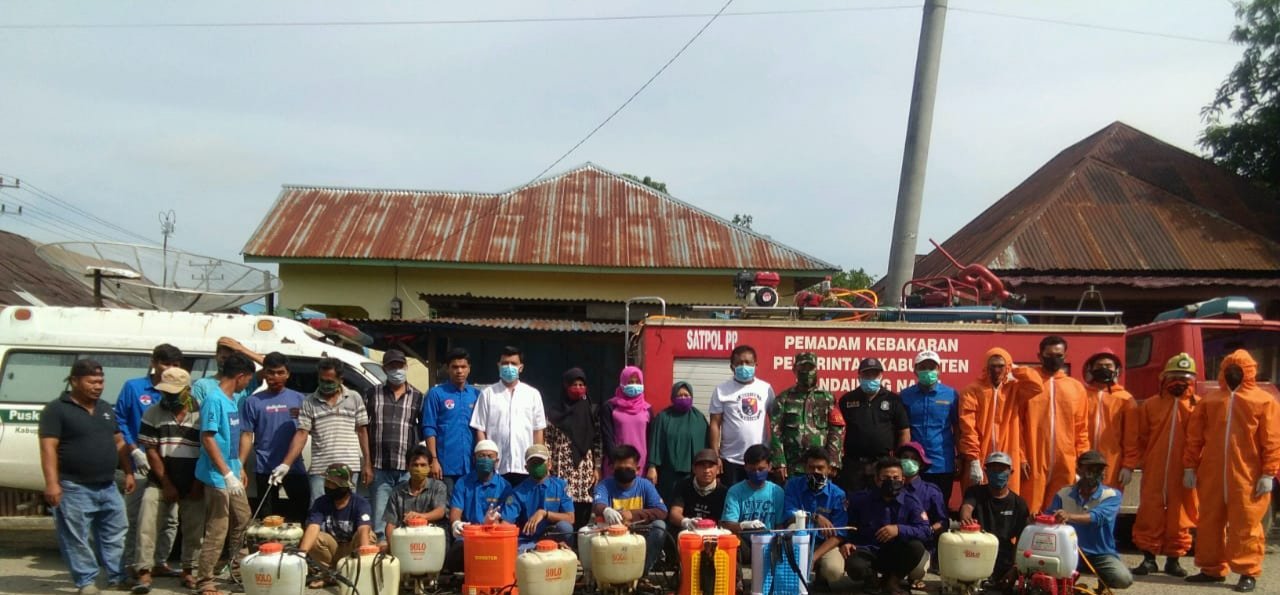 Lawan Corona, Karang Taruna Mompang Jae Melakukan Penyemprotan Disinfektan