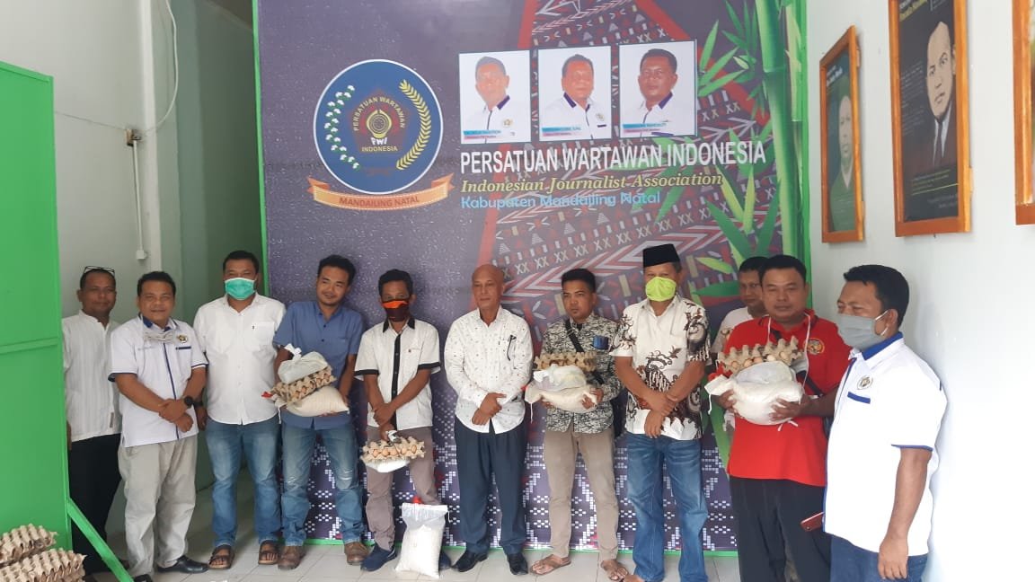 Dampak Wabah Corona, Wartwan Madina Dapat Bantuan Sembako