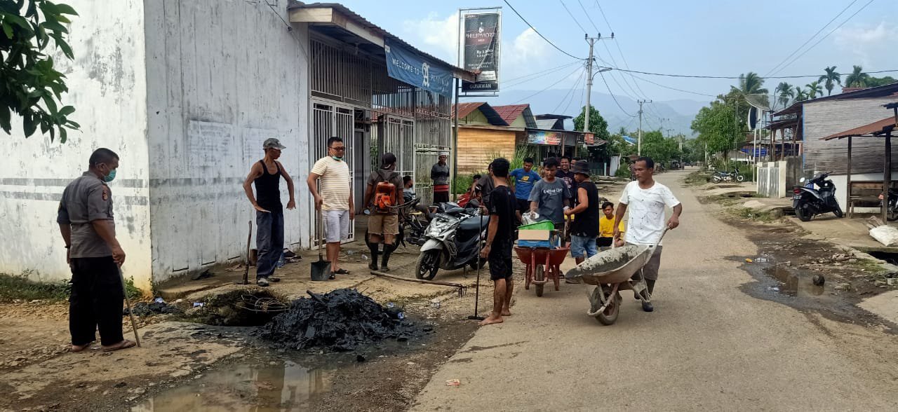 Jaga Kebersihan untuk Lawan Corona, Bhabinkamtibmas Gandeng NNB Aek Galoga Bersihkan Parit