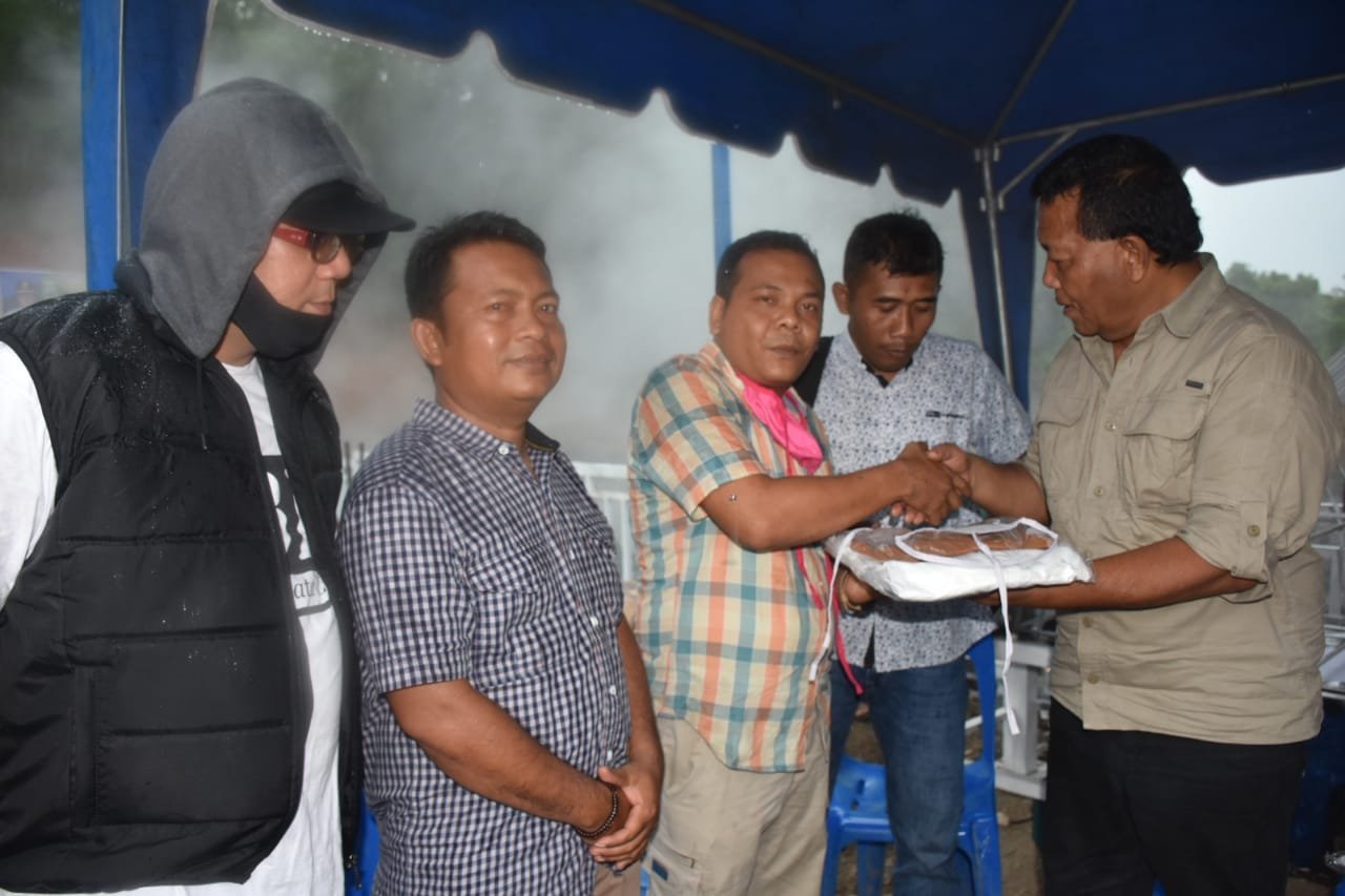 Bupati Lengkapi APD Wartawan Saat Peliputan Covid-19