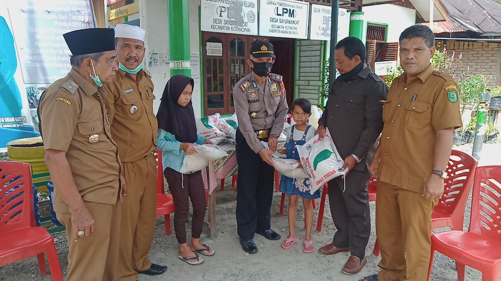 Polsek Kotanopan Salurkan Beras Bantuan Kapolri