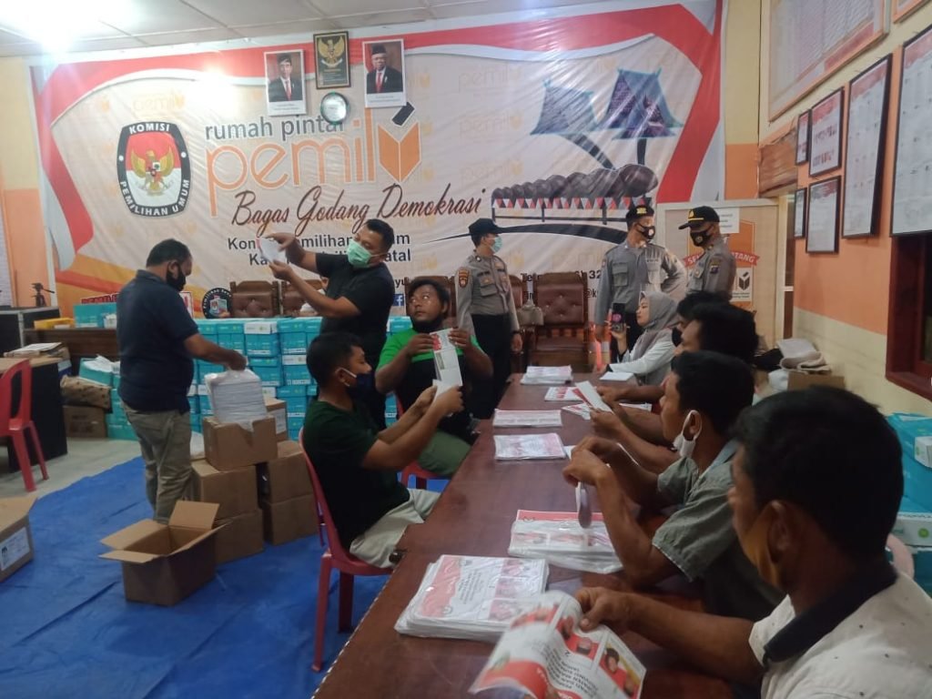 KPU Madina Mulai Sortir dan Lipat Kertas Suara