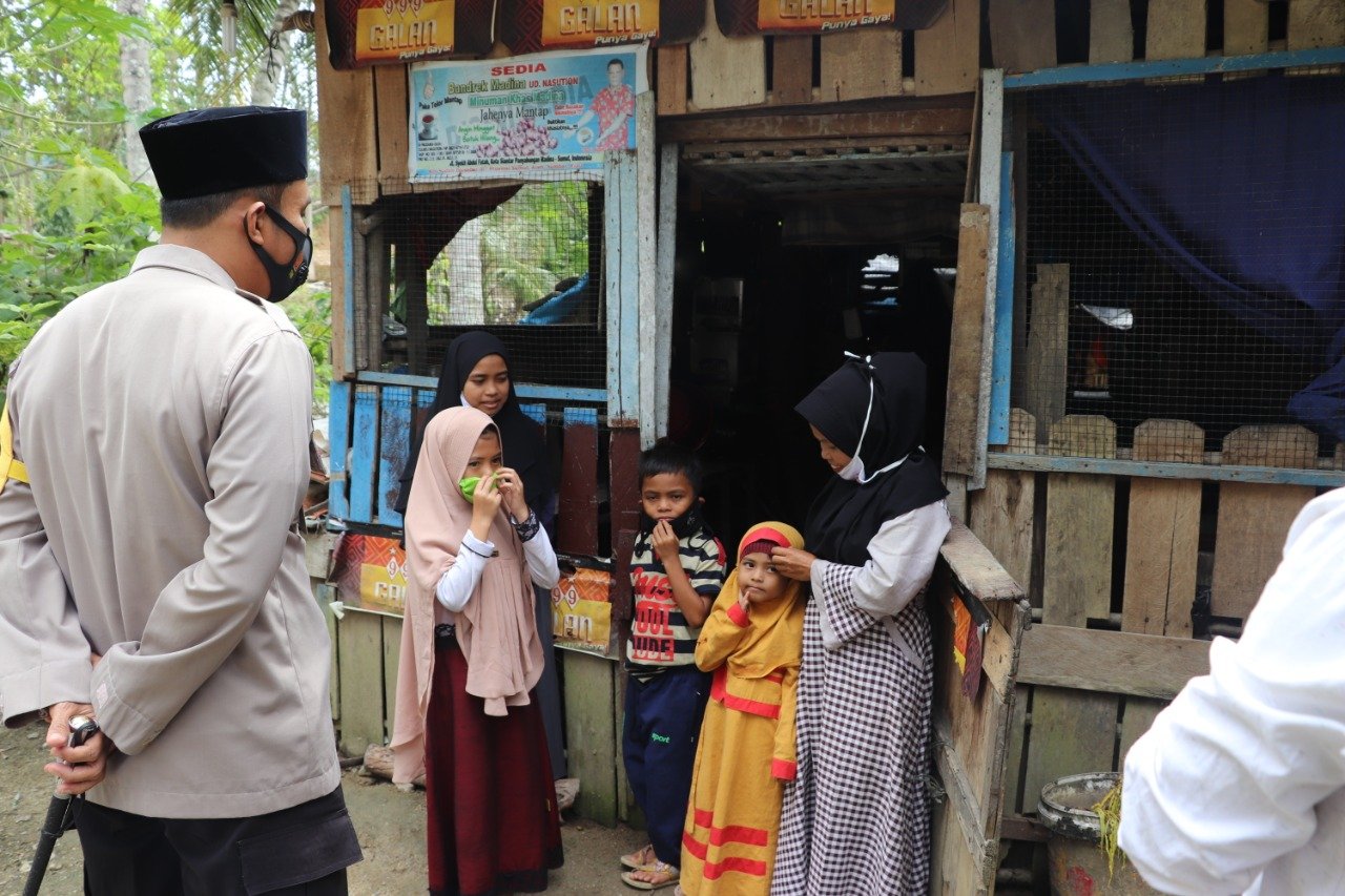 Kapolres Madina Beri Bantuan Kepada Wirda Ropikoh