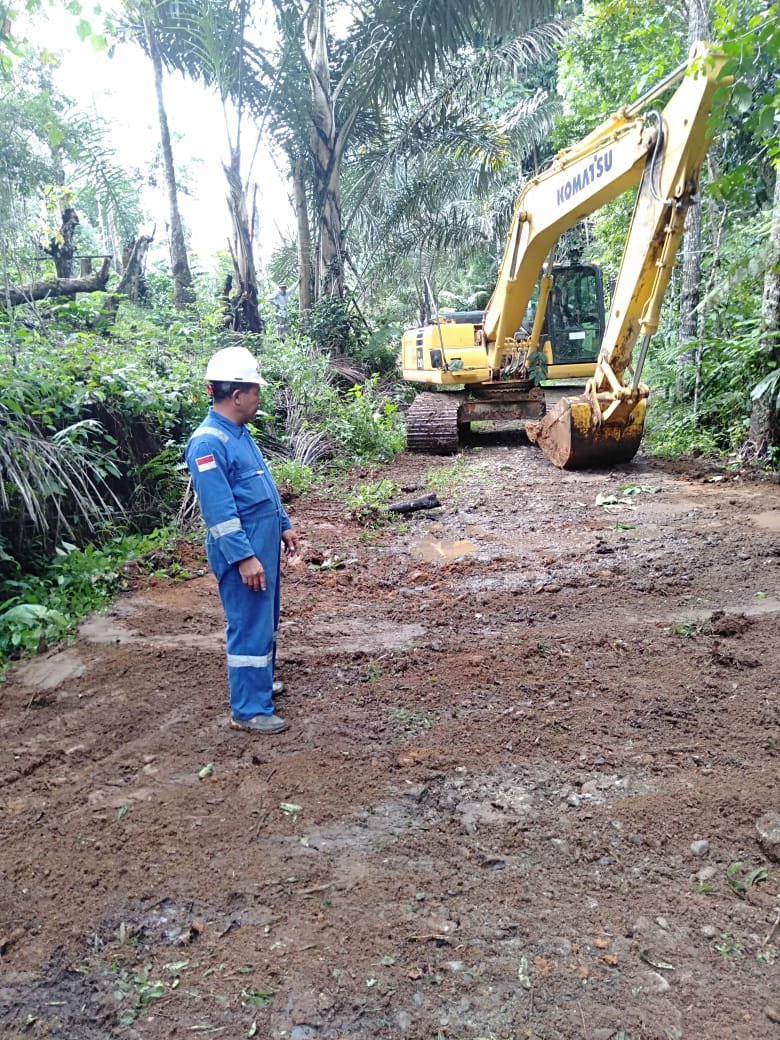 PT SMGP Bantu Pelebaran Jalan di Hutanamale
