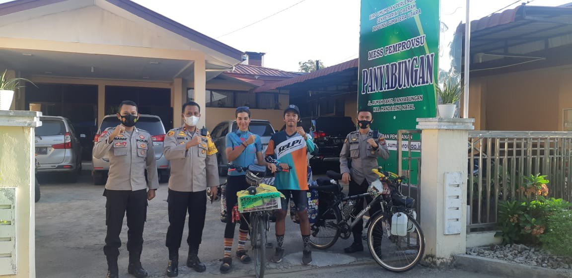 Waka Polres Sambut Warga Asing Tour Gowes di Madina