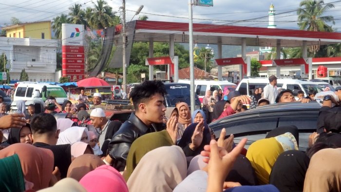Bikin Kejutan, Yazid Bustami Nasution Bagi-bagi 1.000 Tas dan Dompet Gratis