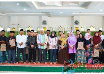 Atika Bagikan 600 Mukena untuk 283 Masjid di Madina