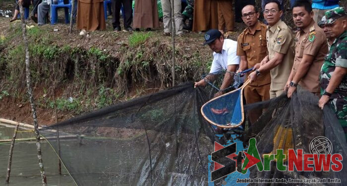 Bupati Tapsel Panen Ikan Milik Pokdakan Tobat Ginjang Al Abror di Pargarutan Julu