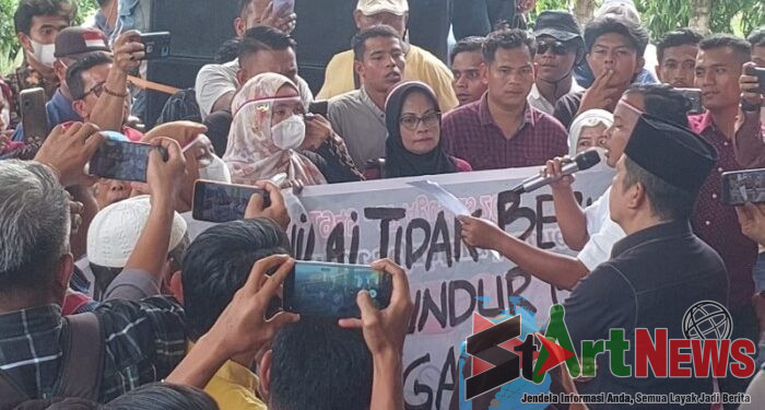 Massa Demo ke DPRD Madina, Tuntutannya Macam-macam