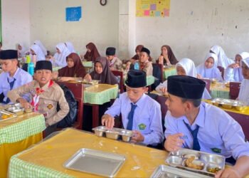 Begini Respon Siswa MTsN 1 Padangsidimpuan saat Mendapat MBG Perdana