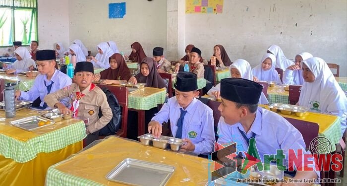 Begini Respon Siswa MTsN 1 Padangsidimpuan saat Mendapat MBG Perdana