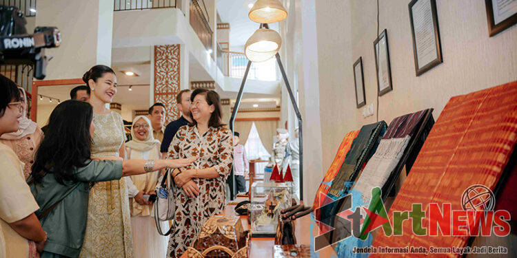 Ketua Dekranasda Sumut Perkenalkan Wastra kepada Istri Dubes AS