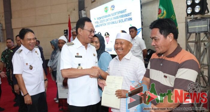 Bupati Tapsel Serahkan 200 Sertifikat Tanah Program PTSL 2025