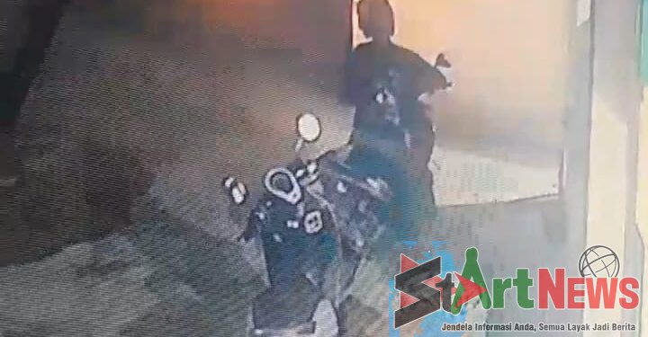 VIDEO: Detik-detik Pencurian Sepeda Motor di Masjid Al Falah Sipolupolu Terekam CCTV
