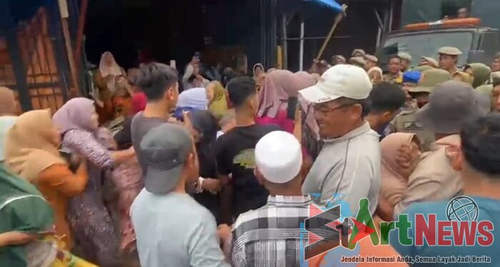VIDEO: Penampakan Pedagang Pasar Kuliling Ricuh dengan Satpol PP Pagi Tadi