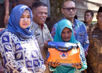 Sehari Pasca Kebakaran di Panyabungan Timur, Atika Serahkan Bantuan kepada Korban