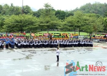 Bukti Pengabdian, Ratusan Guru Basah Kuyup Saat Upacara HGN ke-80 di Madina