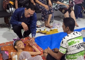 Bupati Tapsel Besuk Warga yang Dirawat di Puskesmas Batangtoru