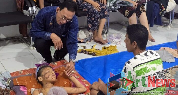 Bupati Tapsel Besuk Warga yang Dirawat di Puskesmas Batangtoru