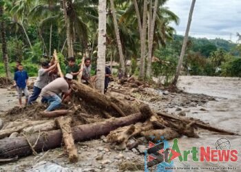 Cuaca Tambangan Membaik, Warga Gotong-royong Bersihkan Material Sisa Banjir