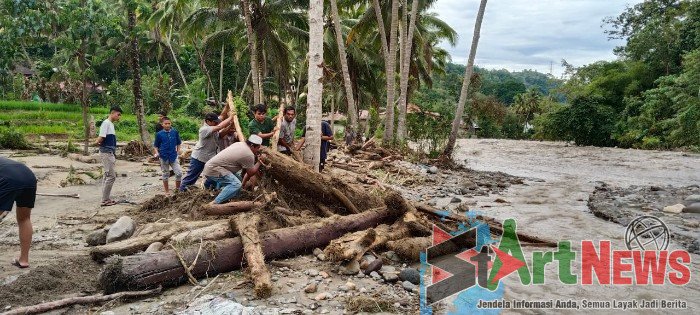 Cuaca Tambangan Membaik, Warga Gotong-royong Bersihkan Material Sisa Banjir