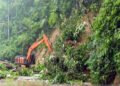 PUPR Kerahkan Alat Berat Bersihkan Longsor di Jalan Lintas Pantai Barat Madina
