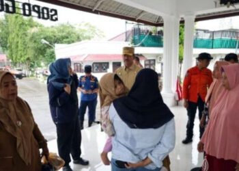 Basarnas Evakuasi 8 Warga yang Terjebak Longsor di Jalur Panyabungan–Natal