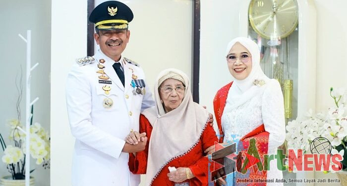 Momen Haru Bupati Madina Ucapkan Selamat Ulang Tahun ke-100 Sang Ibunda