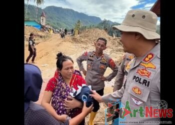 Bantu Ibu dan Bayinya, Kapolres Tapteng Kasih Tumpangan di Jalur Berlumpur