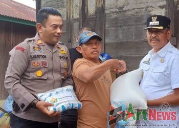 Bupati Madina Serahkan Bantuan untuk Warga Desa Terisolasi di Mandailing Julu