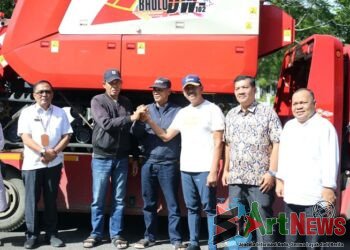 Dua Kelompok Tani di Siabu Terima Bantuan Alat Potong Padi Modern dari Kementan