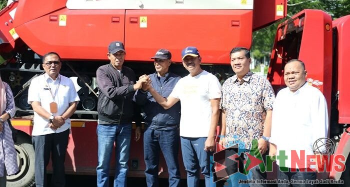 Dua Kelompok Tani di Siabu Terima Bantuan Alat Potong Padi Modern dari Kementan