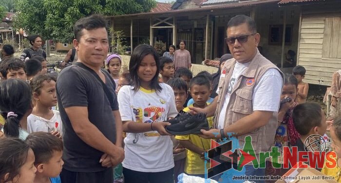 BPBD Madina Salurkan Bantuan Sepatu dari Dana QRIS Sadoli untuk Korban Banjir