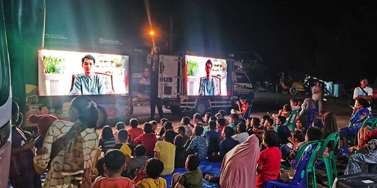 Cahaya Film di Batuhula, Menghapus Trauma dengan Tawa di Tenda Pengungsian