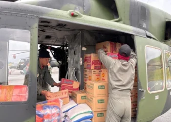 Satgas Yonif 122/TS Kirim Bantuan Logistik Lewat Udara ke Desa Terisolasi di Tapteng