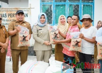 Wabup Madina Serahkan Bantuan Bibit Pertanian kepada Kelompok Tani