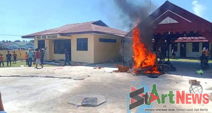 Diduga Lepas Bandar Narkoba, Massa Bakar Kantor Polsek Muara Batang Gadis