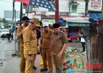 Atasi Genangan di Pasar Lama Panyabungan, Bupati Madina Pinjam Alat Berat PT SMGP