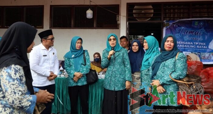 Ketua TP PKK Madina Sambangi Pengungsi, Serahkan Pampers dan Pakaian