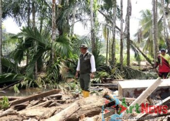 Menhut Raja Antoni Evakuasi Korban Banjir dan Longsor di Agam