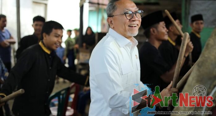 Momen Zulhas Mencoba Ritme Gordang Sambilan di Bukitmalintang