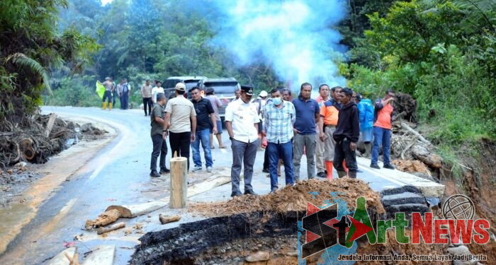 Ruas Jalan Jembatan Amblas, Akses ke Pantai Barat Madina Terancam Terputus