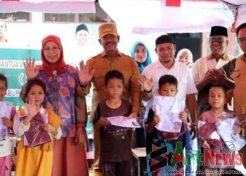 Saipullah Serahkan Bantuan Seragam Sekolah dari Baznas Madina untuk Pengungsi