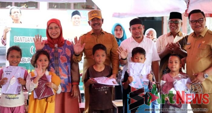 Saipullah Serahkan Bantuan Seragam Sekolah dari Baznas Madina untuk Pengungsi