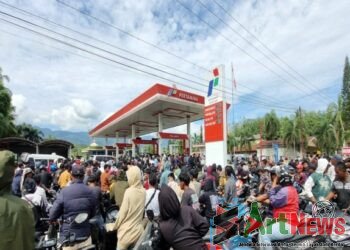 Suplai BBM Mulai Masuk, Antrean Kendaraan Mengular di SPBU Panyabungan
