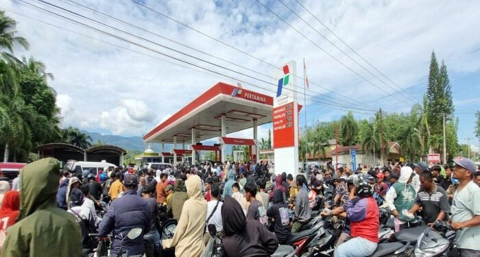 Suplai BBM Mulai Masuk, Antrean Kendaraan Mengular di SPBU Panyabungan