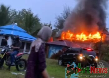 VIDEO: Warga Bakar Tiga Rumah yang Diduga Milik Bandar Narkoba di Tabuyung